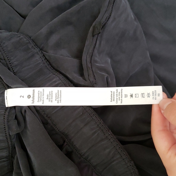 Relaxed high-waisted lululemon capris yoga pants in size 2 - Picture 5 of 5